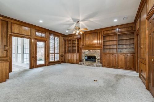 2401 Creekside Cir, Irving TX 75063-3355 exterior