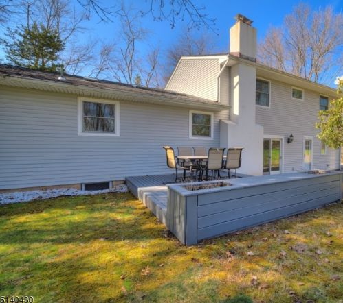 1 Pinewood Ct, Flemington NJ 08822-4909 exterior