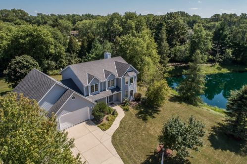 284 Sand Hill Ln, Dousman, WI 53118-8810
