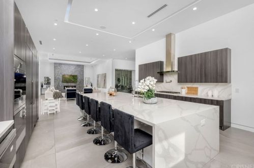 18067 Calvert St, Van Nuys CA 91316-1216 exterior