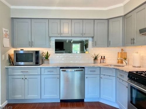 208 Salem Ct, Flemington, NJ 08822-2034