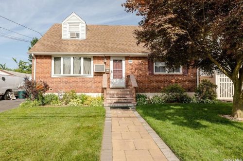 357 Keller Ave, Floral Park, NY 11003-3112