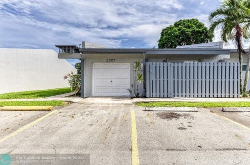 2327 37 Ave, Hollywood FL 33021-3626 exterior
