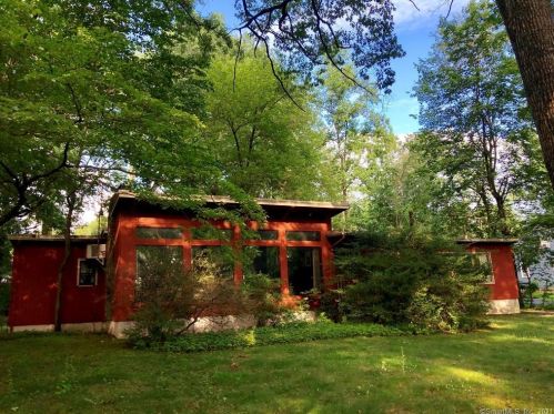 86 Canoe Brook Rd, Bridgeport, CT 06611-2105