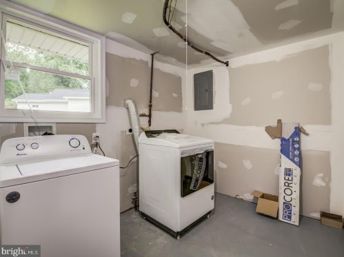 8813 Lagrange St, Lorton VA 22079-1643 exterior