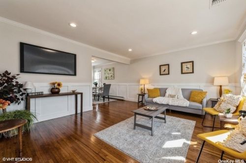 1805 Grant Ave, Seaford NY  11783-2318 exterior