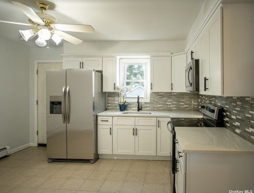 20 Smith St, Amityville, NY 11701-2414