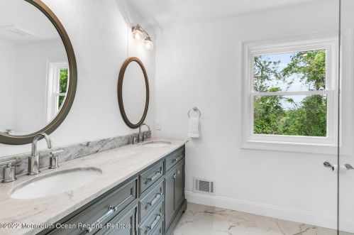 4 Constitution Dr, Leonardo NJ  07737-1808 exterior