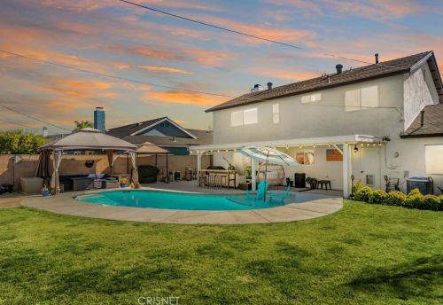 21051 Kingscrest Dr, Santa Clarita CA  91350-1990 exterior