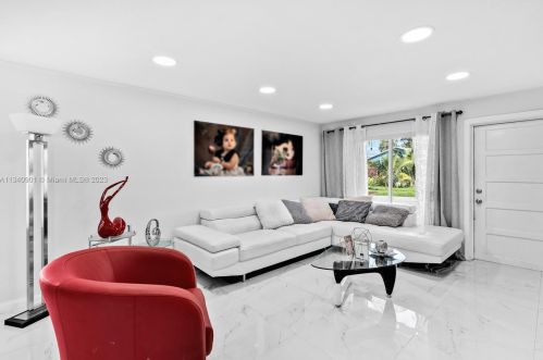 689 7th Ter, Dania Beach, FL 33004-3832