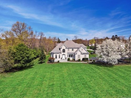 101 Bridle Path Ln, Salisbury Mills, NY 12577-5327