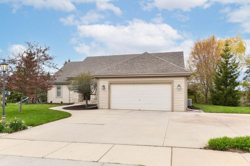 1730 Hunter Rd, Waukesha WI  53189-8233 exterior