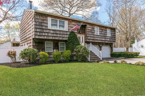 142 Hammond Ln, South Setauket, NY 11720-1743