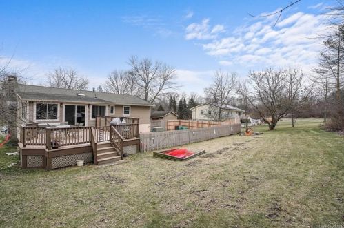 16 Vorndran Dr, New Hamburg NY  12590-4517 exterior