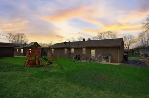 1622 165th St, Waukesha, WI 53151-1438
