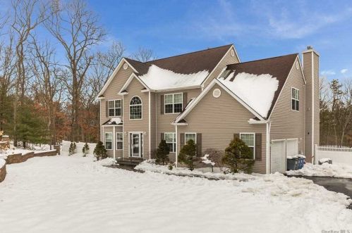 1 Brittany Ct, Panamoka, NY 11961-3124