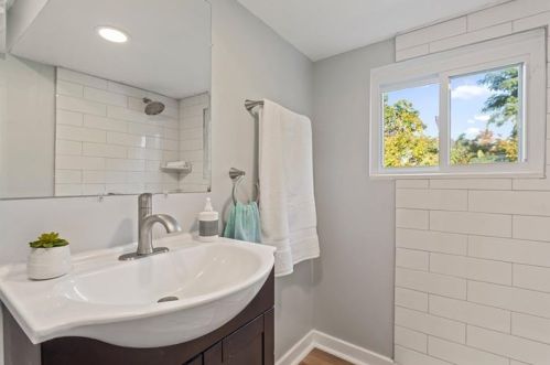 4936 Barberry St, Pittsburgh PA 15207-2110 exterior