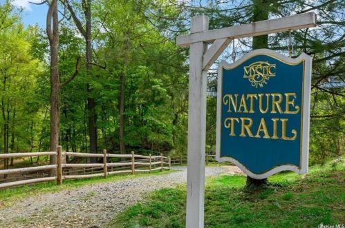 9 High Ridge Rd, Crotonville NY  10562-1969 exterior