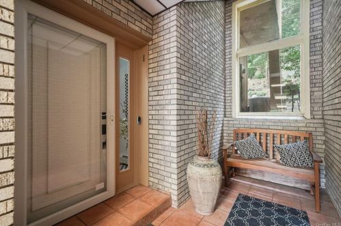 24 Dakota Ct, Airmont, NY 10901-4118