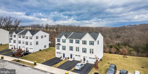 1839 Honeysuckle Ct, Downingtown PA  19335-7202 exterior