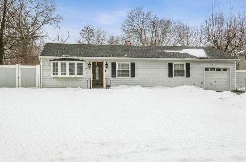 1590 Thompson Dr, Bayshore, NY 11706-1332