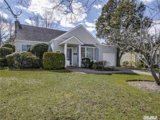 195 Lakeview Dr, Hewlett, NY 11557-1815