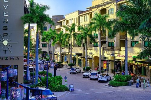 586 Beachwalk Cir, Naples FL  34108-7734 exterior