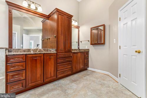 8006 Middlewood Pl, Springfield VA  22153-1928 exterior