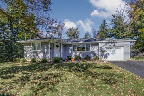 9 Pine Cone Ln, Sparta NJ  07871-2302 exterior