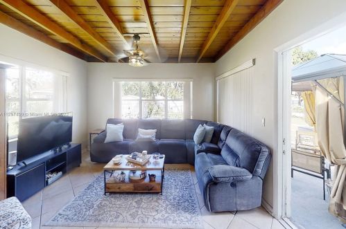 6651 25 St, Hollywood FL 33023-2738 exterior