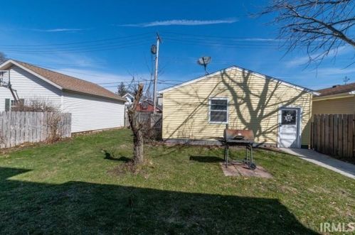 321 Edgewater Dr, Mishawaka IN  46545-6910 exterior