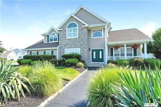 126 Summerfield Dr, Holtsville, NY 11742-2517