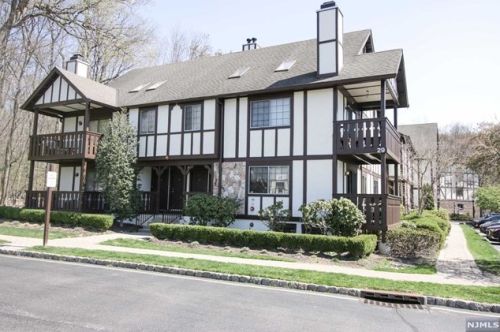 2904 Mark Twain Way, Mahwah NJ  07430-3429 exterior