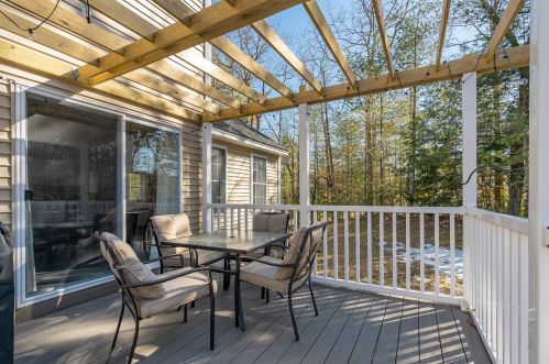 4 Ames Rd, Brookline NH  03033-2304 exterior