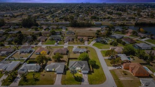 928 30th Ter, Cape Coral, FL 33914-4271