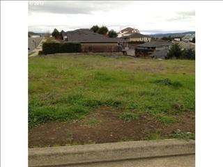 1585 Avery St, Roseburg, OR 97471-6019