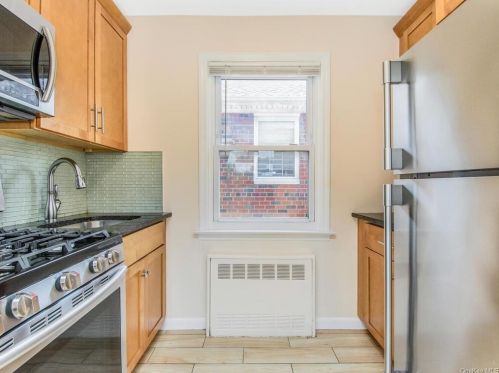 3206 Middletown Rd, Bronx, NY 10465-1038
