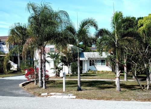 621 Bayshore Dr, Tarpon Springs, FL 34689-2405