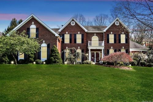 2 Hyatt Ln, Somers Town, NY 10589-2812