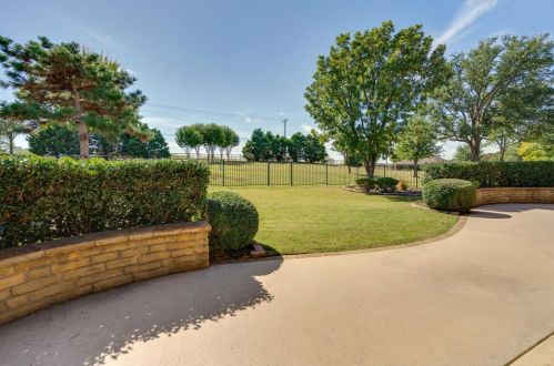10825 Southerland Dr, Denton TX  76207-8683 exterior