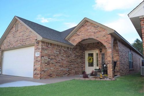 2511 Sleepy Hollow Dr, Enid, OK 73703-1431