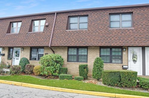 222 Mariners Way, Copiague, NY 11726-5112