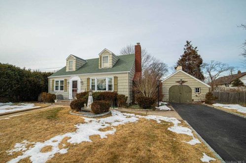 122 Fir St, North Lindenhurst, NY 11757-4742