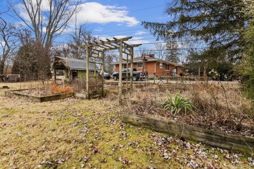 338 Crestway Rd, Englewood OH  45315-9702 exterior