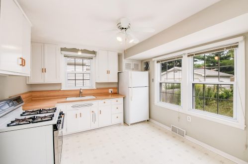 4918 Berkeley Blvd, Milwaukee WI  53217-5903 exterior