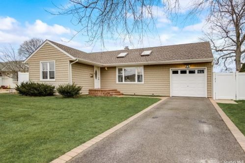 51 Berkshire Rd, Bethpage, NY 11714-1024