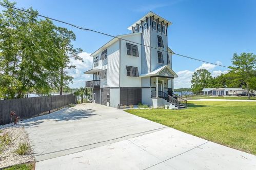 601 Riverview Dr, Carrabelle FL  32322-5054 exterior
