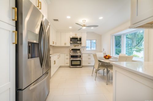 188 16th St, Deer Park, NY 11729-4909