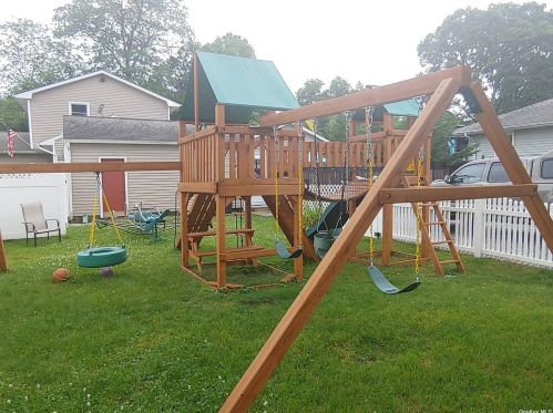 105 Haynes Ave, West Islip NY  11795-1048 exterior