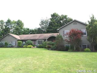 8072 Irish Mist Ln, Manlius, NY 13104-2500